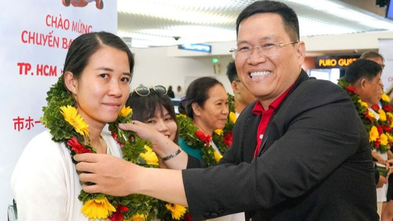 Lãnh đạo Vietjet chào đón và chúc mừng những hành khách đầu tiên, hào hứng trước hành trình bay tới Nhật Bản cùng Vietjet.