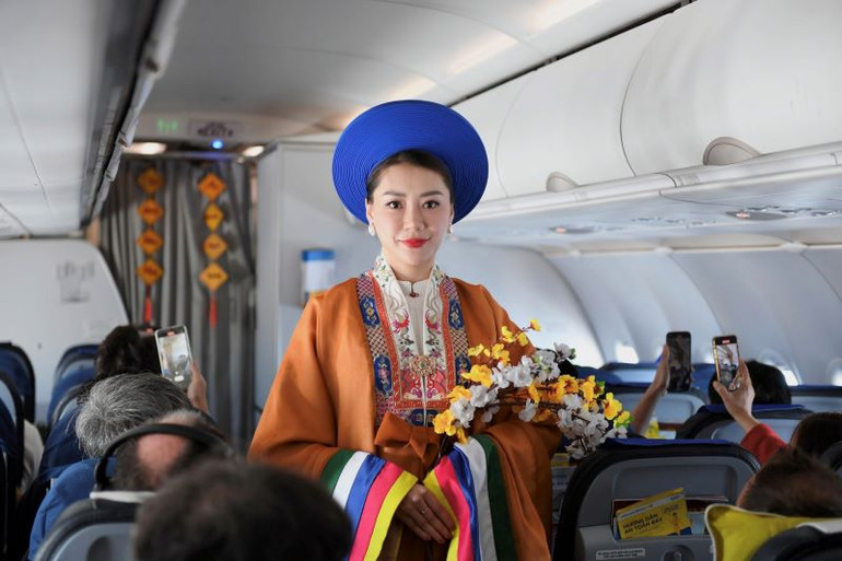 Áo Nhật Bình trên phần tay áo có dải ngũ sắc tượng trưng cho ngũ hành.