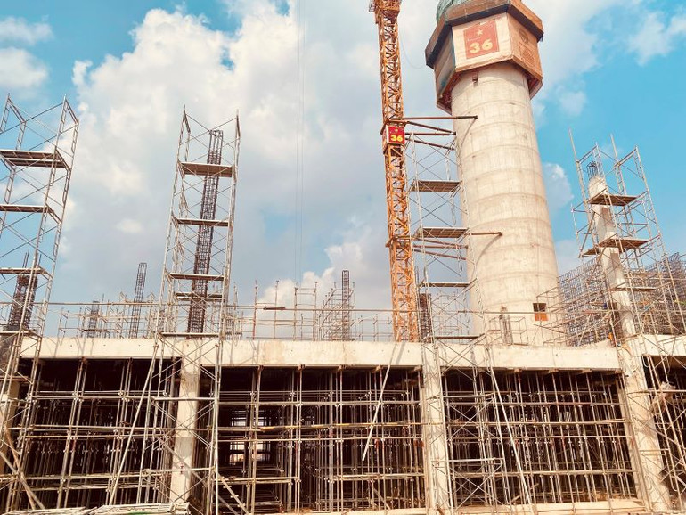 Các đơn vị thi công phấn đấu hoàn thành phần thô Tháp chỉ huy trong năm 2024 để bù tiến độ và dự phòng thời gian thi công dự kiến bị ảnh hưởng do điều kiện thời tiết khí hậu bất lợi.