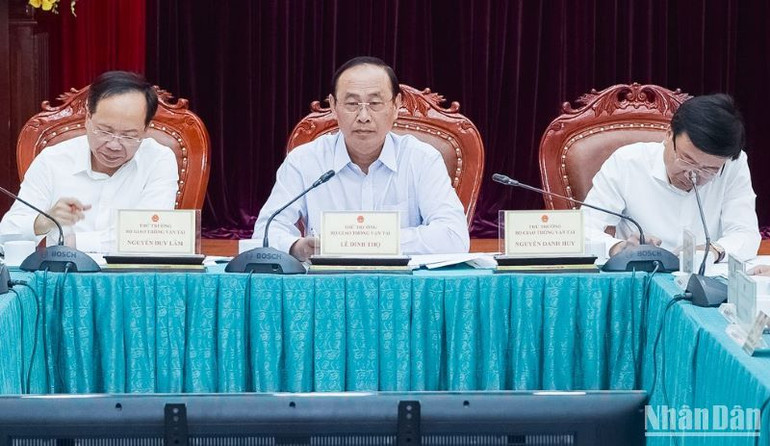 Các Thứ trưởng Giao thông vận tải (từ phải sang trái): Nguyễn Danh Huy, Lê Đình Thọ, Nguyễn Duy Lâm chủ trì hội thảo