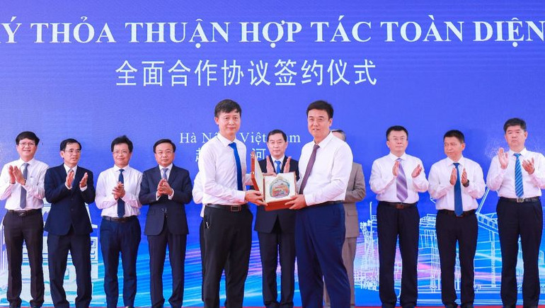 Đại diện Công ty cổ phần Vận tải và Thương mại đường sắt (Ratraco) và Công ty hữu hạn vật lưu lục cảng quốc tế Thạch Gia Trang ký thỏa thuận hợp tác toàn diện.