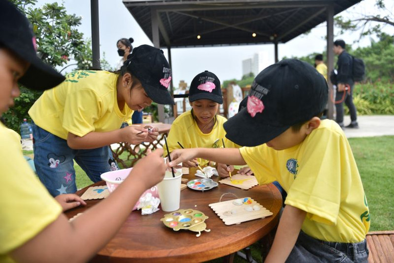 Các em nhỏ đã được hòa mình vào âm nhạc, vẽ tranh, tham quan vườn rau hữu cơ.