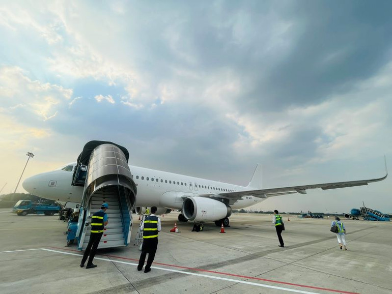 Vietnam Airlines bổ sung máy bay Airbus A320 phục vụ cao điểm Tết Giáp Thìn 2024. Vietnam Airlines bổ sung máy bay Airbus A320 phục vụ cao điểm Tết Giáp Thìn 2024.