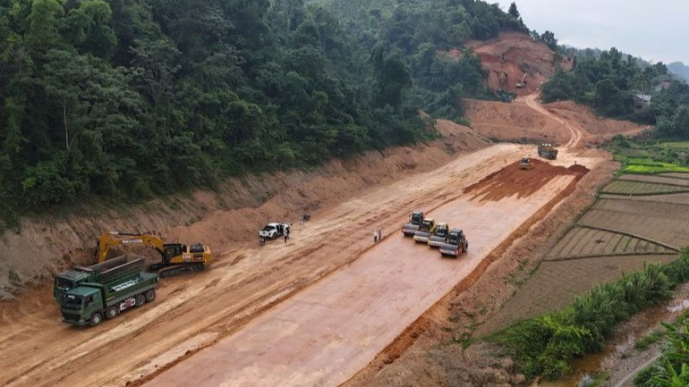 Tại dự án đường cao tốc Hữu Nghị-Chi Lăng, các đơn vị thi công đều tuân thủ nguyên tắc: có mặt bằng đến đâu, triển khai máy móc và nhân lực đến đó nhằm tối ưu thời gian và nguồn lực. Tại dự án đường cao tốc Hữu Nghị-Chi Lăng, các đơn vị thi công đều tuân thủ nguyên tắc: có mặt bằng đến đâu, triển khai máy móc và nhân lực đến đó nhằm tối ưu thời gian và nguồn lực.