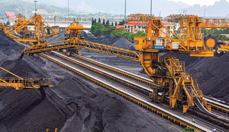 Công ty Tuyển than Cửa Ông đầu tư nhiều thiết bị bốc xúc hiện đại.