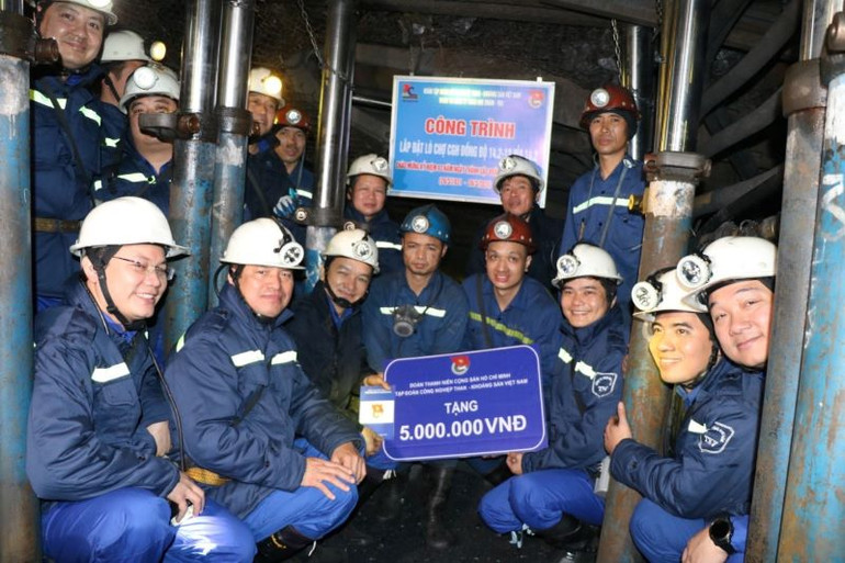 Lực lượng tuổi trẻ TKV đảm nhiệm thi công lắp đặt lò chợ đồng bộ.