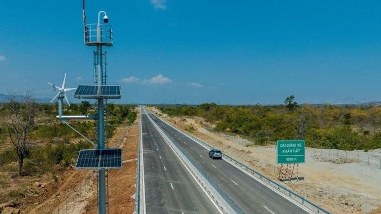 Đường cao tốc Cam Lâm-Vĩnh Hảo được đầu tư hệ thống ITS đồng bộ.