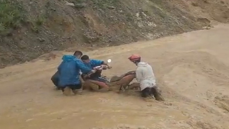 Nước ngập sâu, sạt lở đường tại huyện Mèo Vạc (Hà Giang).