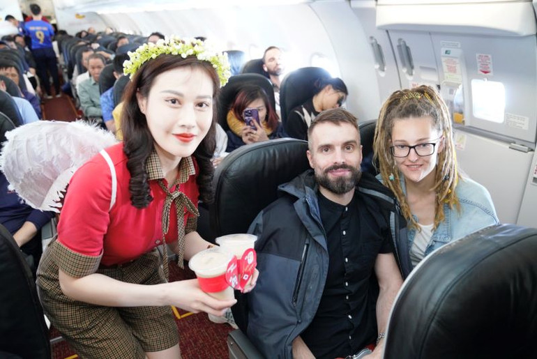 Các tiếp viên gửi tặng những phần quà là trà sữa SkyCha thơm ngon đến những hành khách nhân ngày lễ Valentine.