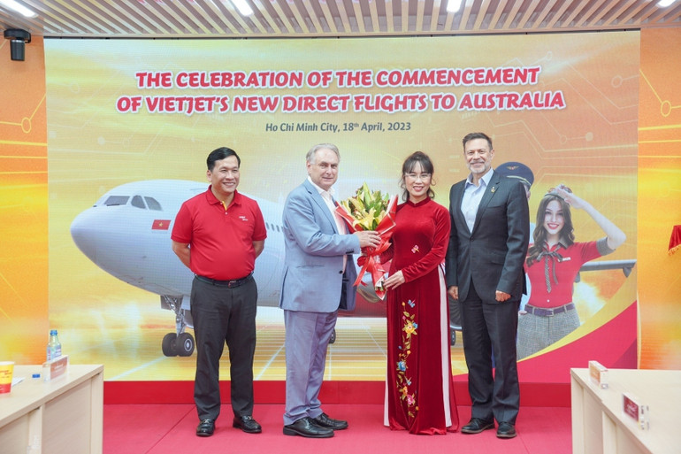 Chủ tịch Nguyễn Thị Phương Thảo, Tổng Giám đốc Vietjet Đinh Việt Phương chào mừng Bộ trưởng Don Farrell (thứ hai từ trái sang) và Đại sứ Australia tại Việt Nam Andrew Goledzinowski (ngoài cùng bên phải). Chủ tịch Nguyễn Thị Phương Thảo, Tổng Giám đốc Vietjet Đinh Việt Phương chào mừng Bộ trưởng Don Farrell (thứ hai từ trái sang) và Đại sứ Australia tại Việt Nam Andrew Goledzinowski (ngoài cùng bên phải).
