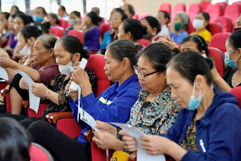 Người dân chăm chú nghiên cứu các quy định của pháp luật liên quan an toàn, an ninh hàng không.