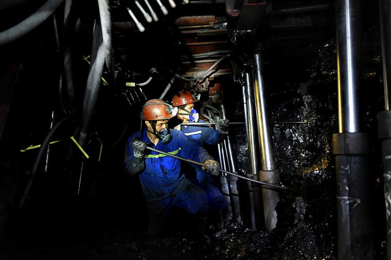 Khai thác than hầm lò, áp dụng thiết bị hiện đại trong hầm lò.