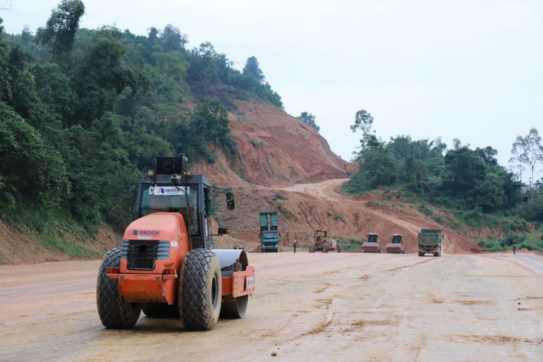 Nhà thầu tăng cường máy móc đắp đất, lu lèn những vị trí đã được bàn giao mặt bằng. Nhà thầu tăng cường máy móc đắp đất, lu lèn những vị trí đã được bàn giao mặt bằng.