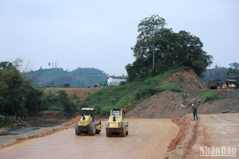 Thi công đường cao tốc Đồng Đăng-Trà Lĩnh. Thi công đường cao tốc Đồng Đăng-Trà Lĩnh.