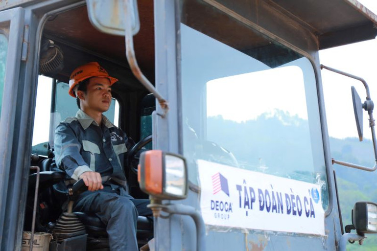 Do diện tích mặt bằng giải tỏa rất ít, nhân lực và phương tiện thi công cầm chừng, thời gian làm việc mỗi ngày của công nhân chỉ kéo dài 4-5 tiếng, khiến sản lượng thực hiện chưa đáng kể. Do diện tích mặt bằng giải tỏa rất ít, nhân lực và phương tiện thi công cầm chừng, thời gian làm việc mỗi ngày của công nhân chỉ kéo dài 4-5 tiếng, khiến sản lượng thực hiện chưa đáng kể.