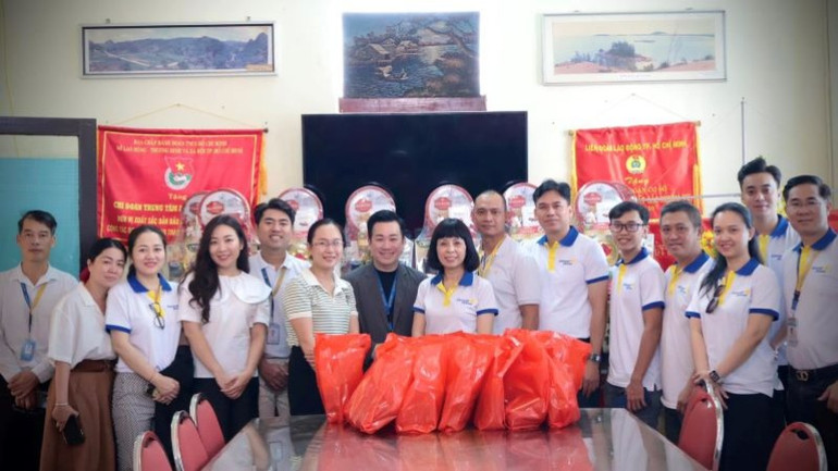 Vietravel Airlines tặng bánh chưng đến Trung tâm Dưỡng lão Thị Nghè.