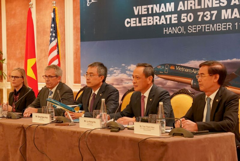 Với nhu cầu dòng máy bay thân hẹp, Vietnam Airlines cần bổ sung khoảng 60 máy bay đến năm 2030 và khoảng 100 máy bay đến năm 2035, trong đó có phương án xem xét khai thác dòng máy bay Boeing 737 MAX. Với nhu cầu dòng máy bay thân hẹp, Vietnam Airlines cần bổ sung khoảng 60 máy bay đến năm 2030 và khoảng 100 máy bay đến năm 2035, trong đó có phương án xem xét khai thác dòng máy bay Boeing 737 MAX.