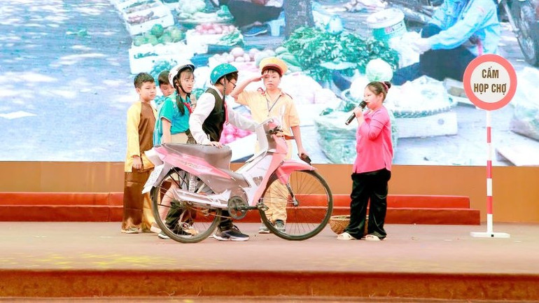 Một tiết mục tiểu phẩm về an toàn giao thông do các em học sinh biểu diễn.