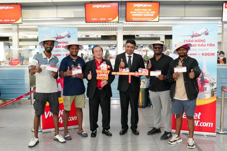 Phó Tổng giám đốc Vietjet Đỗ Xuân Quang (thứ 3 từ trái sang) và Tổng Lãnh sự Ấn Độ tại Thành phố Hồ Chí Minh Madan Mohan Sethi (thứ 4 từ trái sang) chào mừng các hành khách đầu tiên trên chuyến bay kết nối Thành phố Hồ Chí Minh và Kochi (Ấn Độ) tại sân bay Tân Sơn Nhất
