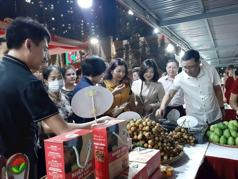 Khách hàng tham quan các gian hàng trưng bày sản phẩm nông sản an toàn tỉnh Sơn La.