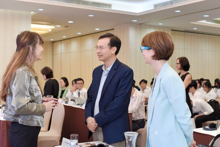 Tiến sĩ Trần Hữu Minh, Chánh văn phòng Ủy ban An toàn giao thông quốc gia (đứng giữa) trao đổi ý kiến với các diễn giả về vấn đề di chuyển xanh.