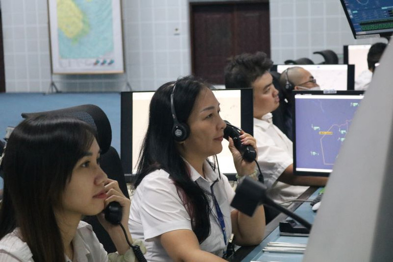 Kiểm soát viên không lưu điều hành bay tại Cảng Hàng không quốc tế Tân Sơn Nhất.