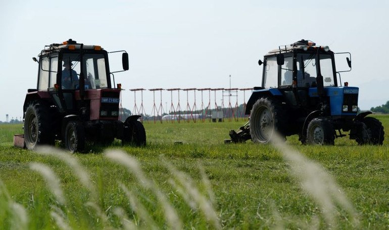 Khu vực chung quanh sân đỗ được bảo trì, dọn dẹp liên tục.