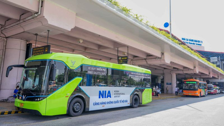 Với xe bus điện nối chuyến miễn phí, hành khách hoàn toàn yên tâm, thoải mái khi di chuyển giữa 2 nhà ga.