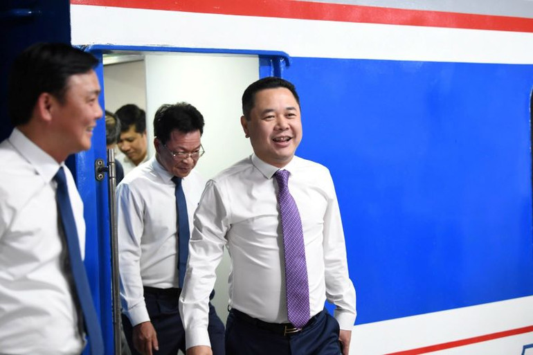 Lãnh đạo Ủy ban Quản lý vốn Nhà nước tại doanh nghiệp và Tổng Công ty Đường sắt Việt Nam kiểm tra đoàn tàu SE19/20 trước khi rời ga.