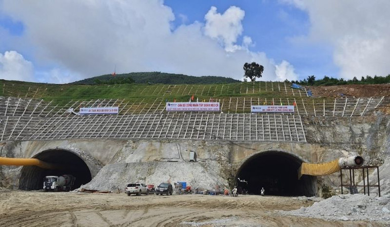 Thi công đào hầm đường bộ trên tuyến cao tốc bắc-nam. Thi công đào hầm đường bộ trên tuyến cao tốc bắc-nam.