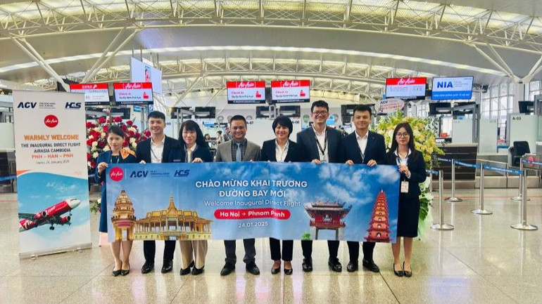 Bà Nguyễn Thị Kim Ngân, Phó Giám đốc Cảng Hàng không quốc tế Nội Bài (thứ 4 từ phải sang) tặng hoa và chúc mừng AirAsia Cambodia nhân dịp khai trương.