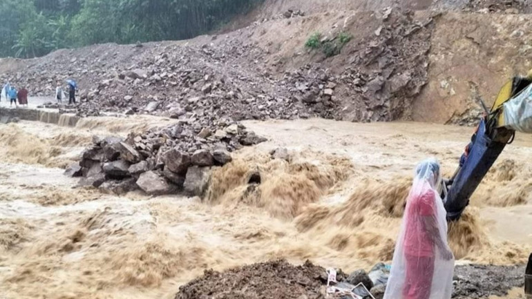 Cục Đường bộ Việt Nam yêu cầu các đơn vị khẩn trương khắc phục sự cố, huy động tối đa máy móc, trang thiết bị và nhân lực, phấn đấu thông xe trong thời gian nhanh nhất.