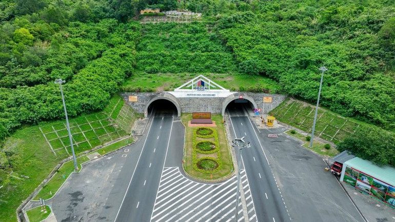 Hầm đường bộ Hải Vân. Hầm đường bộ Hải Vân.