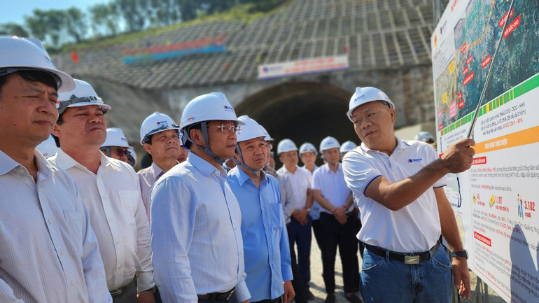 Phó Chủ tịch Hội đồng quản trị Tập đoàn Đèo Cả Nguyễn Tấn Đông (ngoài cùng bên phải) báo cáo tình hình thi công dự án đường cao tốc Quảng Ngãi-Hoài Nhơn.