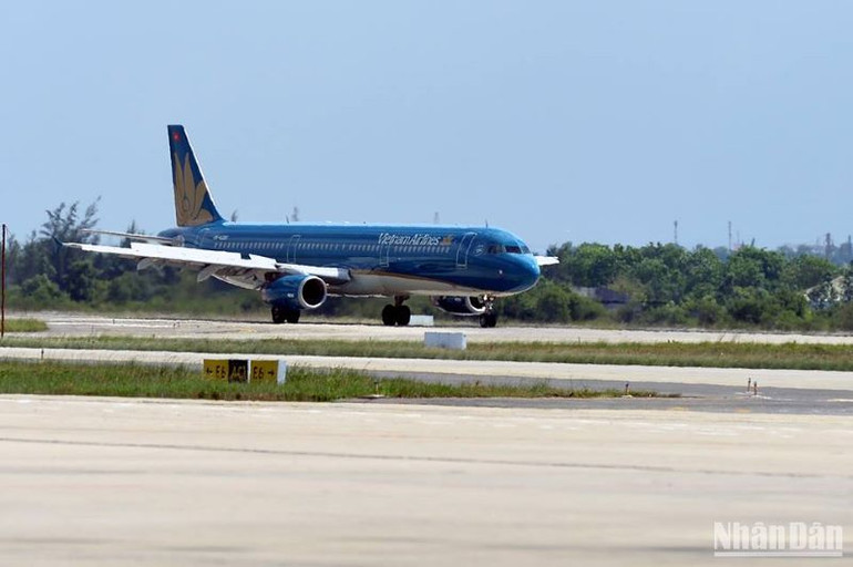 Do ảnh hưởng của bão số 1 có thể kéo dài, Vietnam Airlines khuyến nghị hành khách thường xuyên theo dõi, cập nhật tình hình thời tiết.