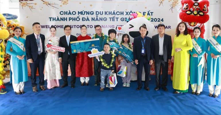 Các chuyến bay VN 628 khởi hành từ Bangkok (Thái Lan), VN 157 khởi hành từ Hà Nội đã “xông đất” sân bay thành phố Đà Nẵng lần lượt vào lúc 6 giờ 45 phút và 7 giờ 15 phút ngày 10/2.