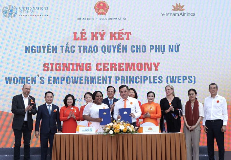 Ông Lê Đức Cảnh, Phó Tổng Giám đốc, Trưởng Ban Vì sự tiến bộ phụ nữ Tổng Công ty Hàng không Việt Nam và bà Caroline Nyamayemombe, Quyền trưởng đại diện UN Women ký cam kết tham gia các hoạt động nguyên tắc trao quyền cho phụ nữ. Ông Lê Đức Cảnh, Phó Tổng Giám đốc, Trưởng Ban Vì sự tiến bộ phụ nữ Tổng Công ty Hàng không Việt Nam và bà Caroline Nyamayemombe, Quyền trưởng đại diện UN Women ký cam kết tham gia các hoạt động nguyên tắc trao quyền cho phụ nữ.