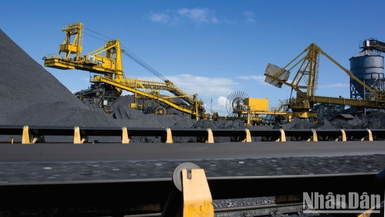 TKV phấn đấu sản xuất 3,52 triệu tấn than nguyên khai; tiêu thụ 4,96 triệu tấn; trong đó, tiêu thụ cho hộ điện 4,21 triệu tấn trong tháng 3. TKV phấn đấu sản xuất 3,52 triệu tấn than nguyên khai; tiêu thụ 4,96 triệu tấn; trong đó, tiêu thụ cho hộ điện 4,21 triệu tấn trong tháng 3.