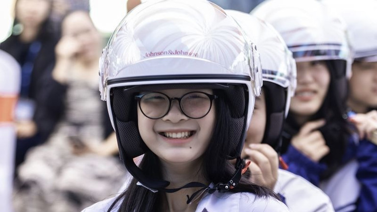 Trong năm 2024, chương trình đã trao tặng 5.250 mũ bảo hiểm đạt chuẩn cho học sinh, giáo viên các trường phổ thông trong chương trình, trong đó có 2.800 mũ bảo hiểm theo tiêu chuẩn ECE-22 của Liên hợp quốc. Trong năm 2024, chương trình đã trao tặng 5.250 mũ bảo hiểm đạt chuẩn cho học sinh, giáo viên các trường phổ thông trong chương trình, trong đó có 2.800 mũ bảo hiểm theo tiêu chuẩn ECE-22 của Liên hợp quốc.