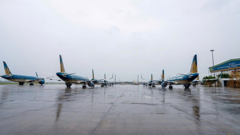 Giờ bay vẫn có thể thay đổi theo diễn biến bão và điều hành của nhà chức trách, hãng hàng không Vietnam Airlines khuyến cáo khách tiếp tục theo dõi và cập nhật thông tin.