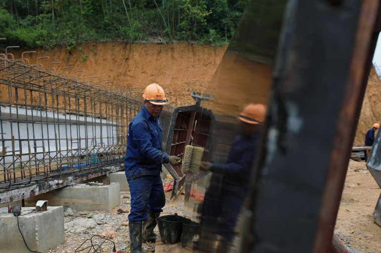 Tại công trường cầu Hàm Yên, nhà thầu huy động hơn 60 công nhân kết hợp với dàn máy móc chuyên dụng thi công cọc khoan nhồi, bệ trụ, đúc dầm…