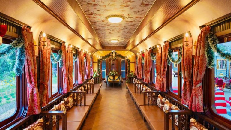 Đoàn tàu La Reine (Hoàng hậu) vừa được Tổng Công ty Đường sắt Việt Nam chính thức đưa vào khai thác.