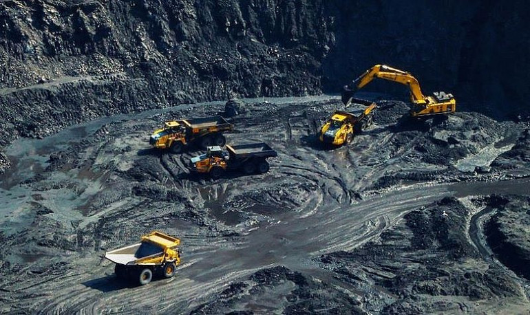 Sản xuất than lộ thiên.