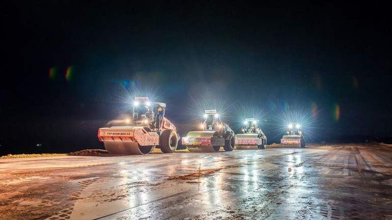 Nhà thầu tăng tốc thi công ngày đêm, bù tiến độ sau nhiều tháng mưa kéo dài.