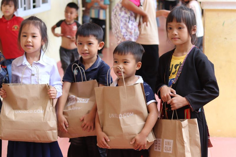 Các em nhỏ vui thích khi nhận được các phần quà là trang phục Re.Uniqlo Các em nhỏ vui thích khi nhận được các phần quà là trang phục Re.Uniqlo