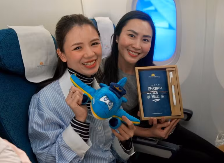 Vietnam Airlines luôn tích cực nâng cao trải nghiệm hành khách và cam kết mang lại chất lượng dịch vụ tương đồng với các hãng hàng không lớn trên thế giới. Vietnam Airlines luôn tích cực nâng cao trải nghiệm hành khách và cam kết mang lại chất lượng dịch vụ tương đồng với các hãng hàng không lớn trên thế giới.