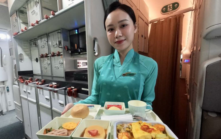 Hãng Vietnam Airlines hợp tác cùng USSEC - Hội đồng Xuất khẩu Đậu nành Hoa Kỳ thiết kế các khay ăn tốt cho sức khỏe và thân thiện với môi trường (“Healthier and more Sustainable Meal”).