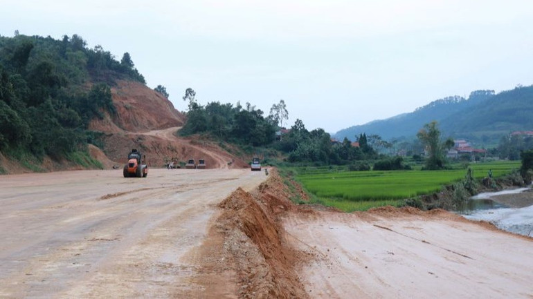 Các nhà thầu thi công dự án kiến nghị tỉnh Lạng Sơn tuyên truyền, vận động người dân đồng thuận, nhận tiền bồi thường theo quyết định tạm tính, để sớm hoàn tất phê duyệt phương án bồi thường, hỗ trợ tái định cư.