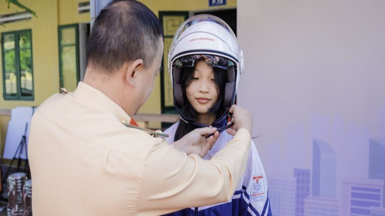 Các cơ quan chức năng tỉnh Yên Bái sẽ tiếp tục phối hợp với các bên thực thi các quy định về việc đội mũ bảo hiểm, đặc biệt là Điều 31 của Luật Trật tự An toàn giao thông đường bộ vừa được Quốc hội thông qua vào tháng 6/2024. Các cơ quan chức năng tỉnh Yên Bái sẽ tiếp tục phối hợp với các bên thực thi các quy định về việc đội mũ bảo hiểm, đặc biệt là Điều 31 của Luật Trật tự An toàn giao thông đường bộ vừa được Quốc hội thông qua vào tháng 6/2024.