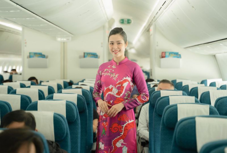 Nhiều mẫu áo dài đa dạng thiết kế, màu sắc được tiếp viên sử dụng thay cho đồng phục khi thực hiện nhiệm vụ tại sân bay và trên các chuyến bay Tết.